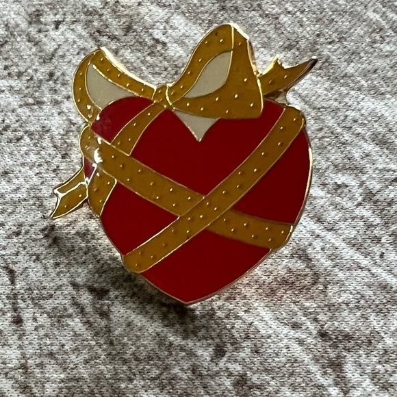 Mary Engelbreit Vintage Heart Ribbon Metal Enamel Lapel Pin - Picture 3 of 6